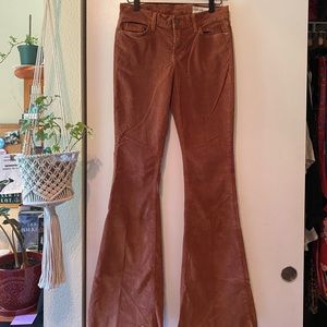 VINTAGE STYLE • Flared corduroy jeans